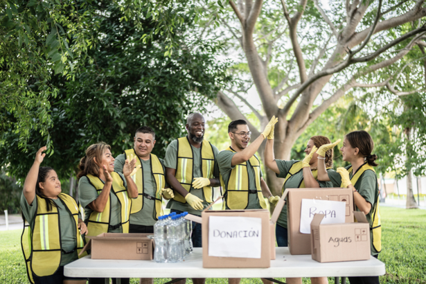 Volontari che distribuiscono pacchi alimentari durante un’emergenza