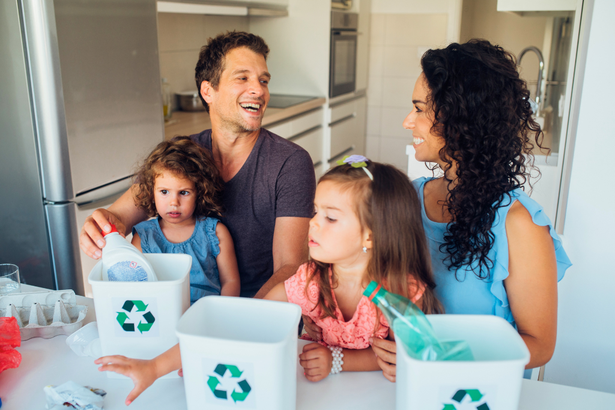 Famiglia che fa la raccolta differenziata in casa