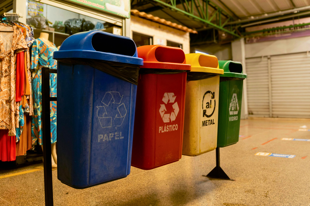 Operatori ecologici al lavoro vicino a un mezzo di raccolta rifiuti