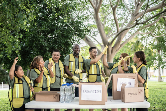 Volontari che distribuiscono pacchi alimentari durante un’emergenza
