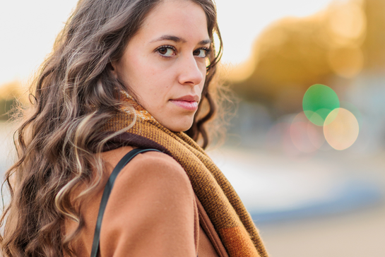 Operatrice sociale che parla con una donna in una stanza accogliente