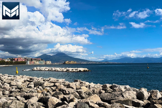 Operatori della cooperativa durante un intervento di aiuto sul territorio di Napoli