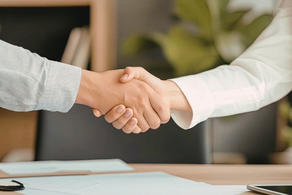 Rappresentanti di azienda e cooperativa che si stringono la mano