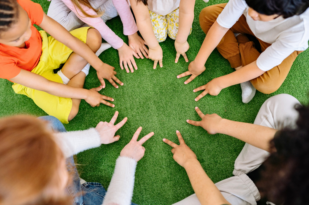 Incontro tra rappresentanti di un ente pubblico e una cooperativa sociale