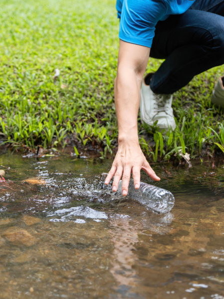 Area ecologica con contenitori per la raccolta differenziata e compostaggio