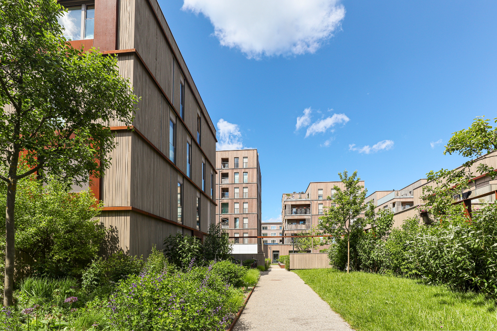 Giardino condominiale curato con prato e siepi