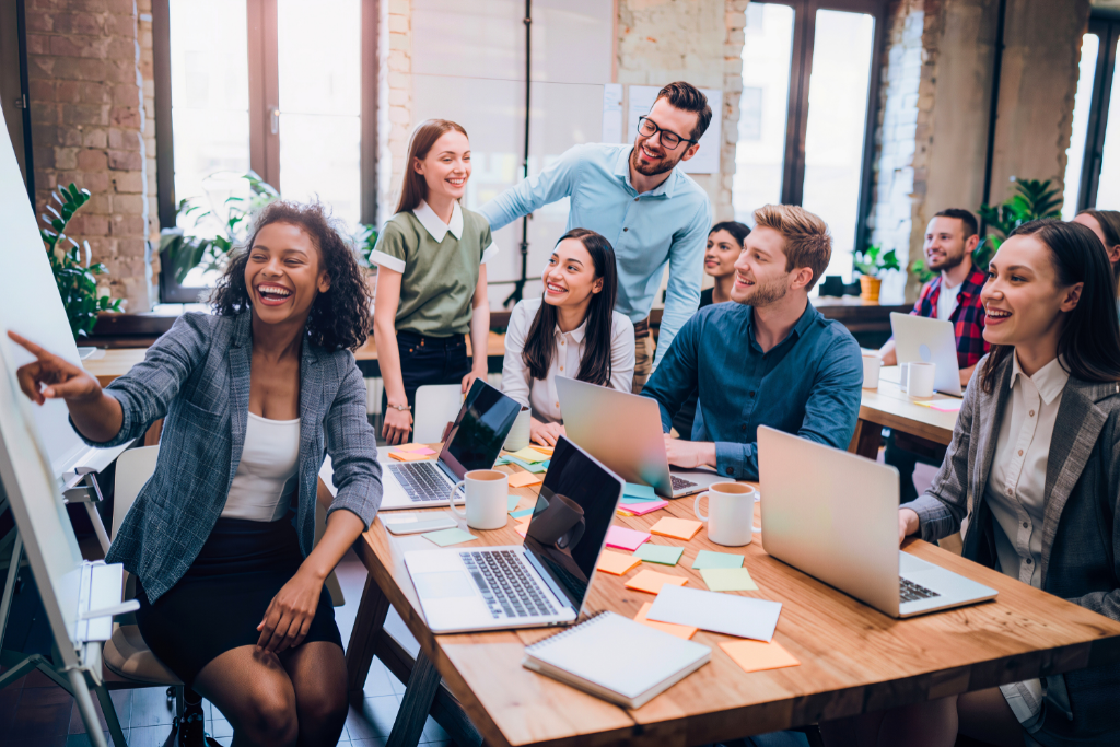 Operatrice sociale che ascolta una donna in uno spazio accogliente