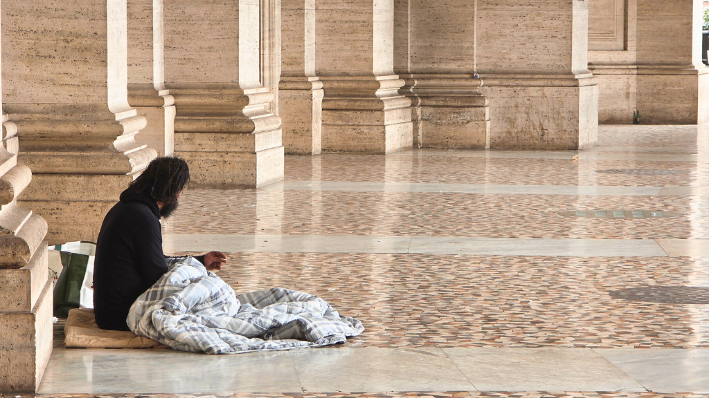 Operatori di strada che distribuiscono aiuti a persone senzatetto