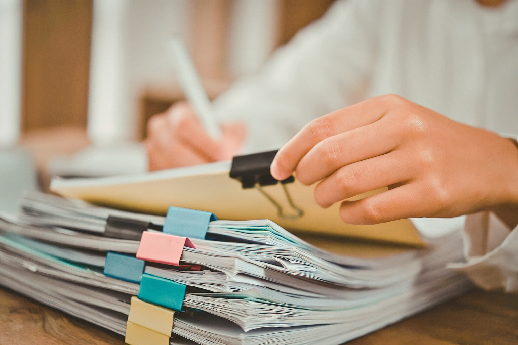 Assistente sociale che ascolta una persona in colloquio