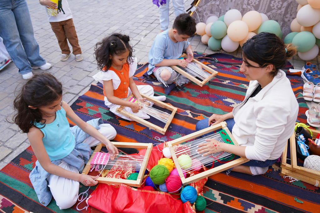 Educatrice che conduce un laboratorio con un gruppo di ragazzi
