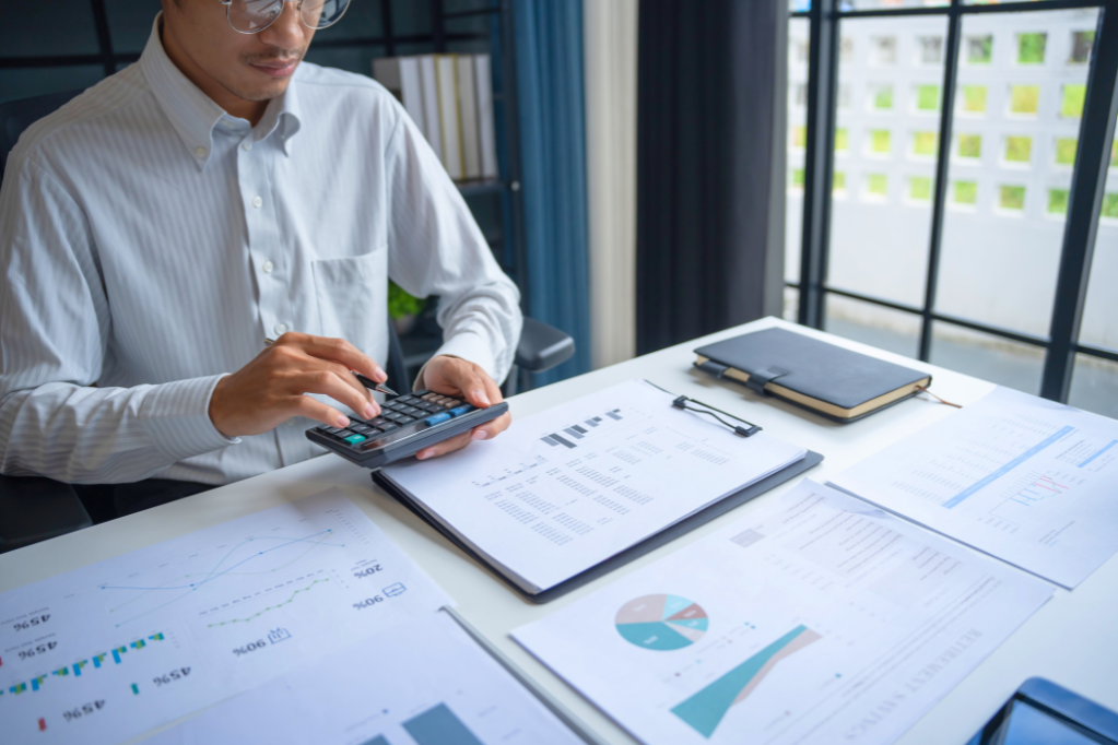 Responsabile ambientale che pianifica interventi su una mappa