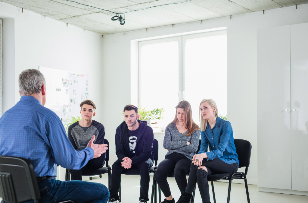 Responsabile di area sociale che coordina una riunione operativa