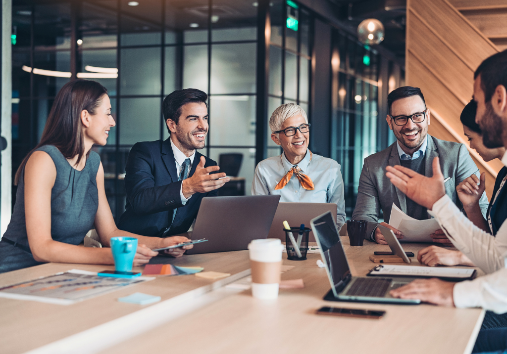 Coordinatore che discute con il team di lavoro