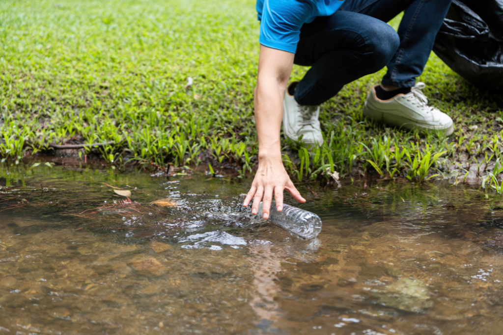 Operatori che curano un'area verde e gestiscono rifiuti in modo sostenibile