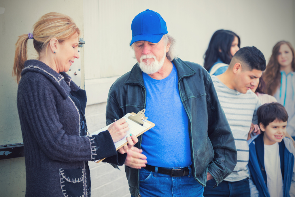 Operatore sociale che offre supporto a una persona in difficoltà