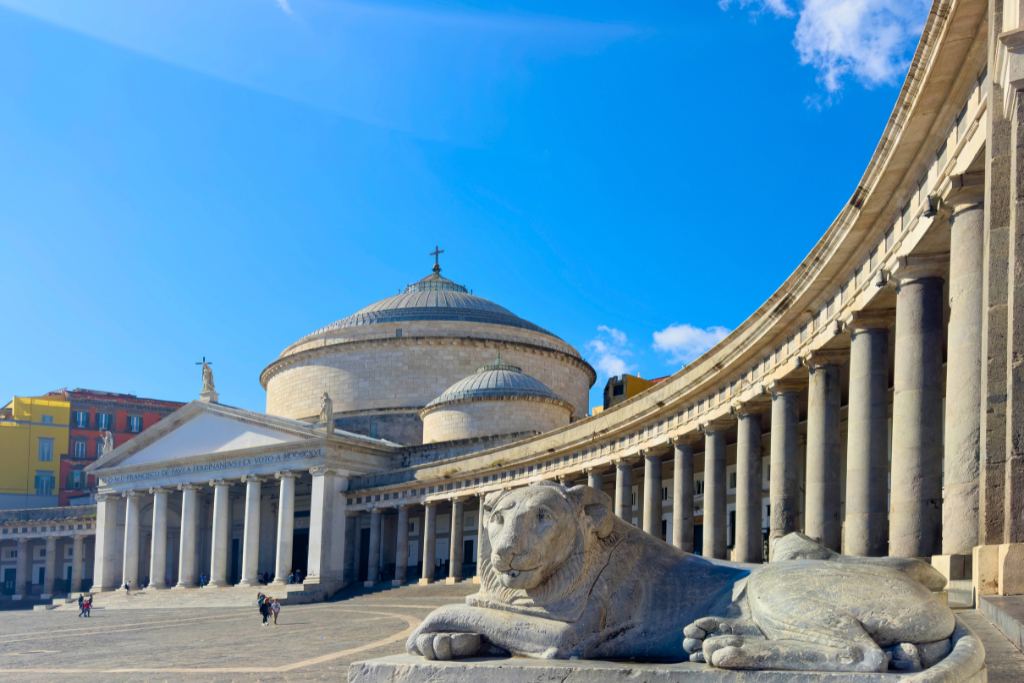 Operatori sociali che parlano con i residenti in un quartiere urbano