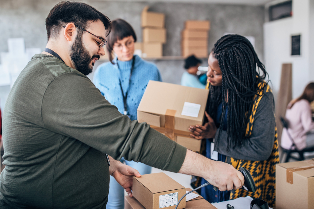 Operatori che distribuiscono pacchi alimentari a famiglie in difficoltà